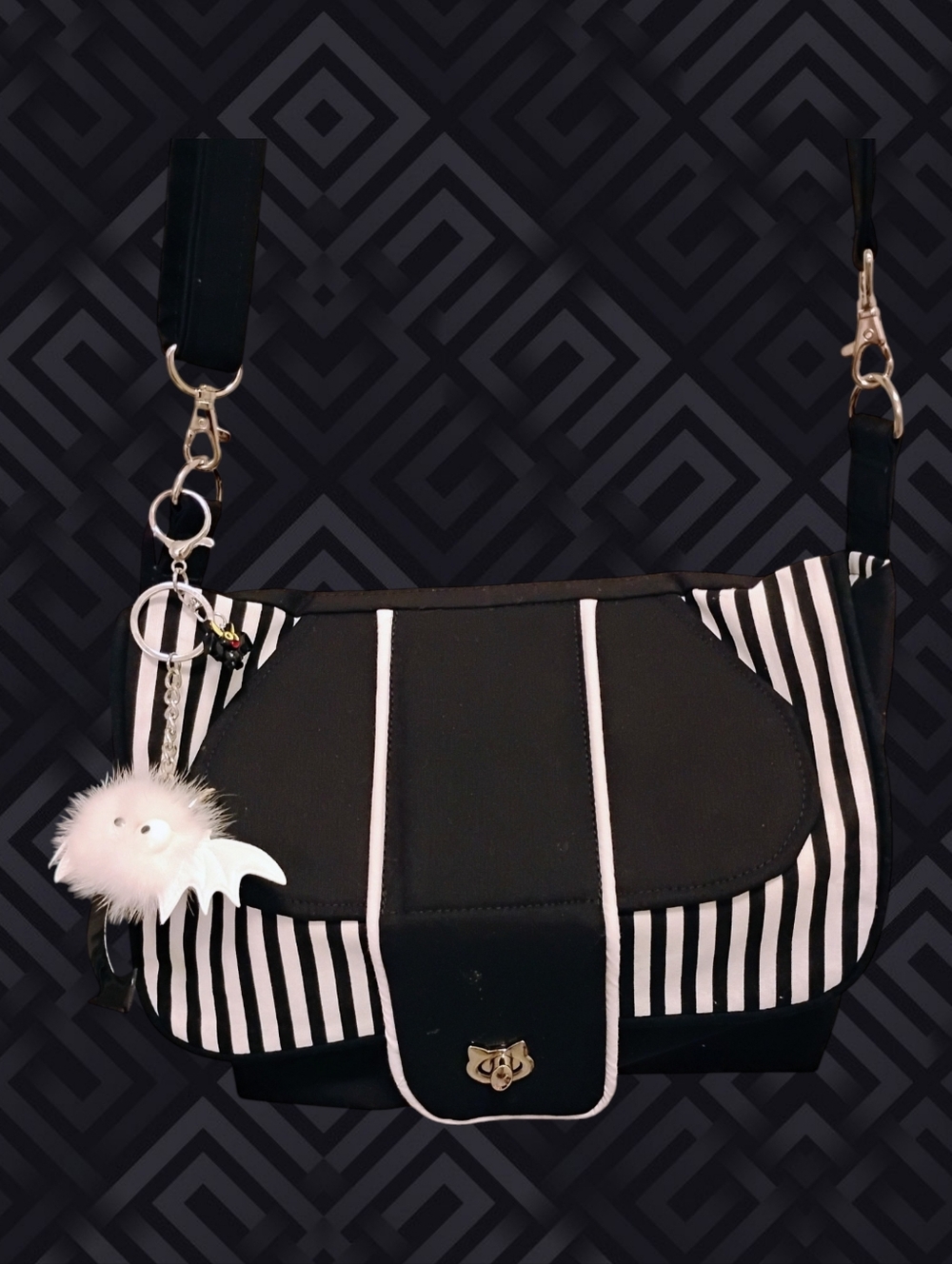 Black & White Striped Women’s Crossbody Bag - Classic Contrast